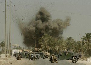 Un pelotón toma posiciones defensivas tras ser atacados en Irak. (Cortesía de Jose Ponce / El Nuevo Sol)
