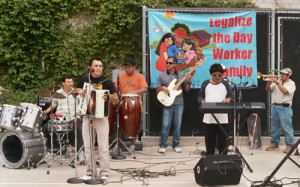 Atraves de su musica los Jornaleros invitan a su audiencia a abogar por los derechos de trabajadores inmigrantes. ( Fotos por Alfredo Santana/El Nuevo Sol)
